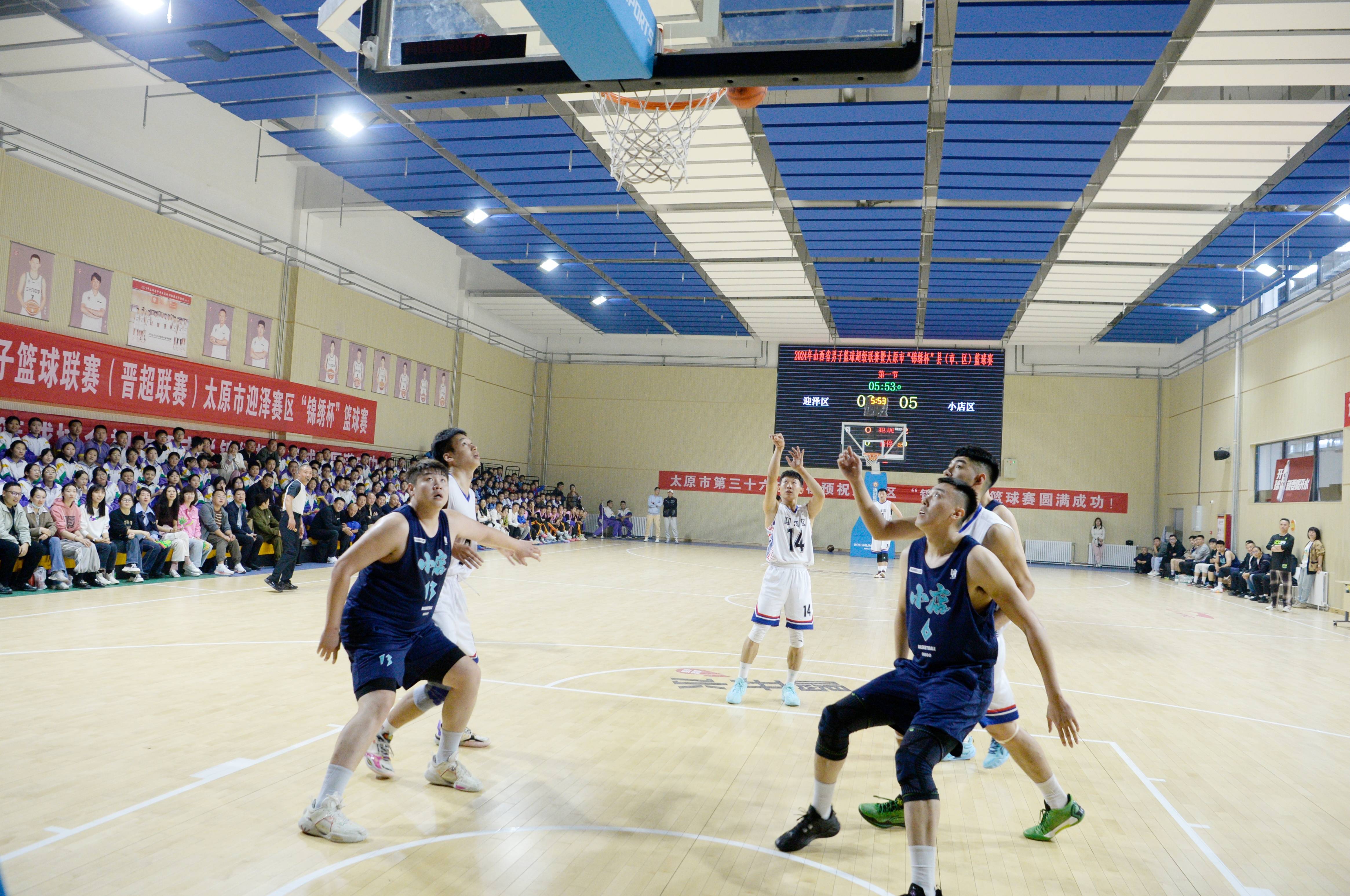包含体育场馆内篮球赛事精彩纷呈，现场热闹非凡的词条