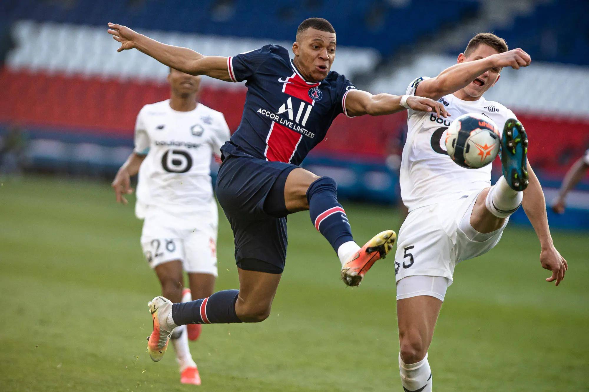 利物浦与比利亚雷亚尔交锋，欧联杯决赛名额悬而未决的简单介绍