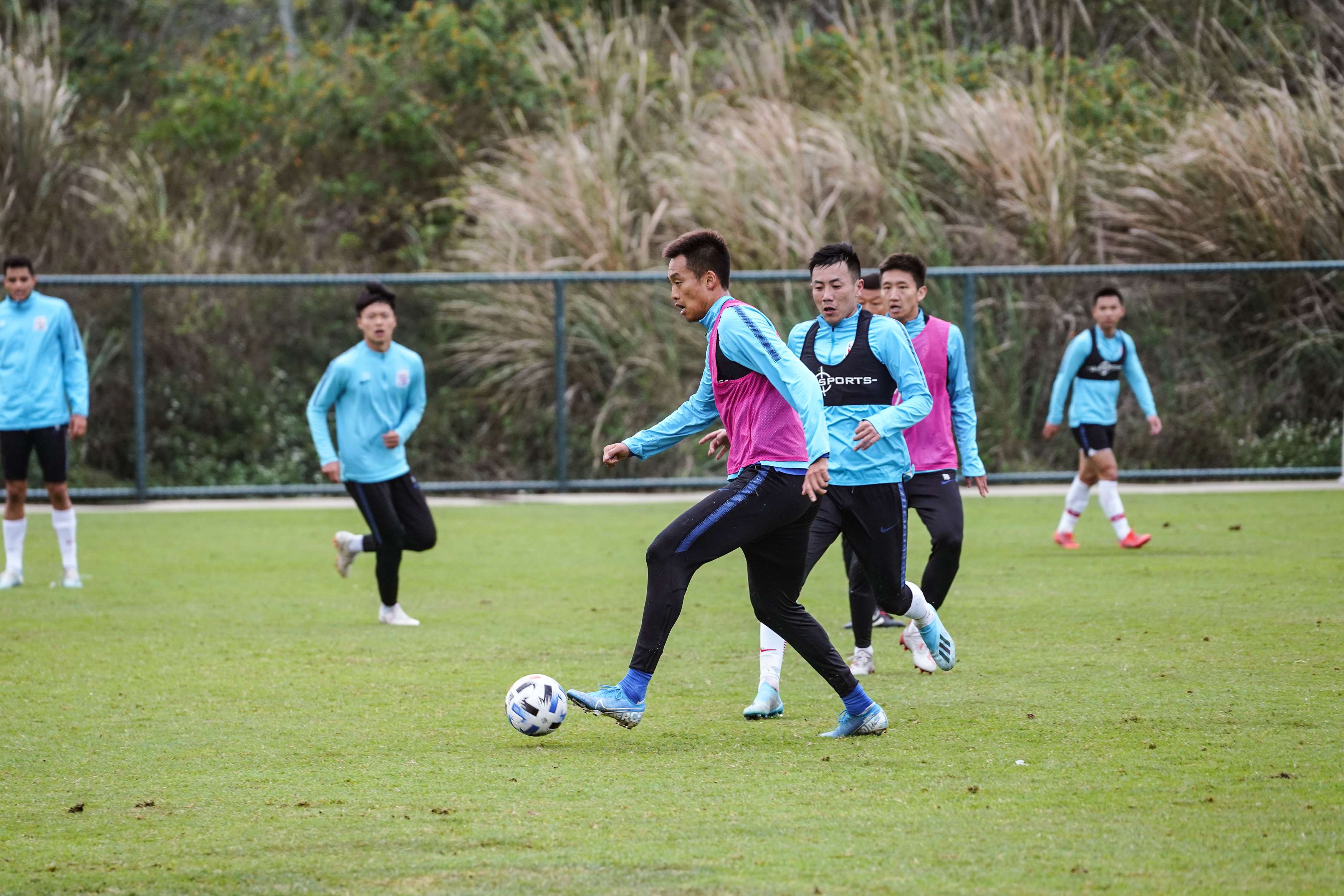 关于精彩战术对抗打破僵局，球员技艺大放异彩的信息